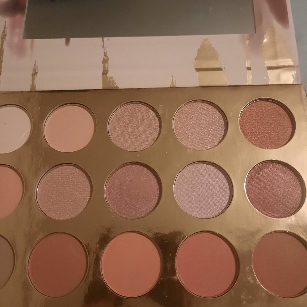 Ellen Tracy Eye Shadow - Picture 3 of 3